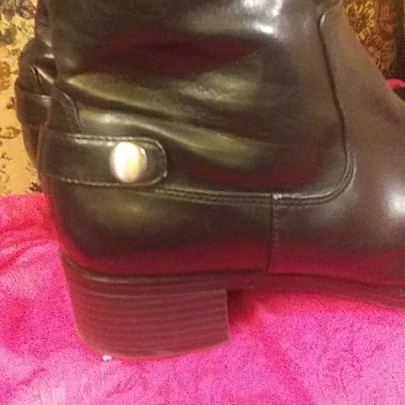 Boots - Picture 3 of 10